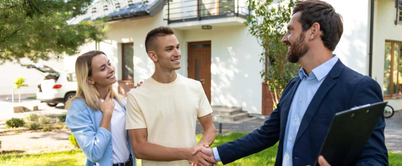 glückliche personen die ein haus verkaufen
